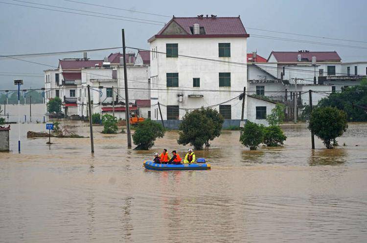 苹果8.0.11版微信:江西暴雨中，大水漫村24小时