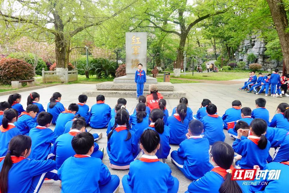 塔读作者苹果版:缅怀先烈寄哀思 长沙市雨花区枫树山东南海小学开展清明节主题活动-第3张图片-太平洋在线下载